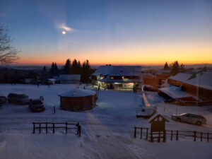 Dětský lyžařský areál Havrland přímo před objektem...